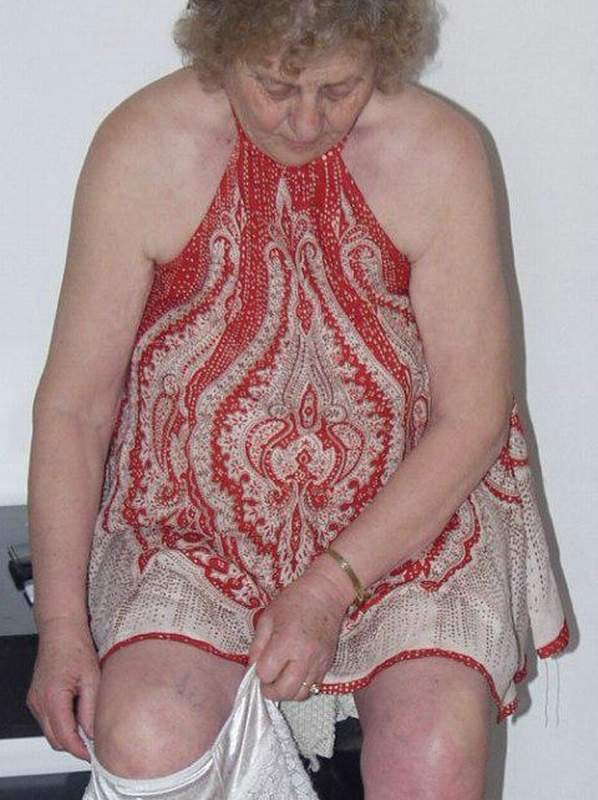 Alter Furz Frau zeigt ihre großen Titten und nackten Arsch
 #77244569