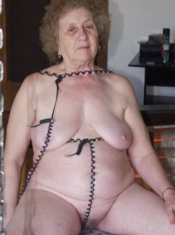 Femme âgée montre ses gros seins et son cul nu
 #77244656