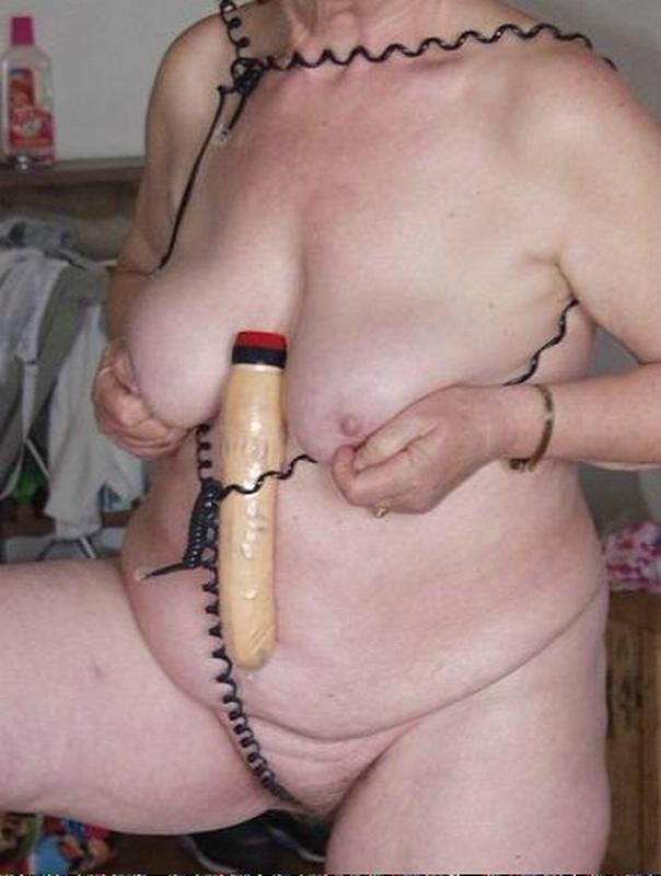 Alter Furz Frau zeigt ihre großen Titten und nackten Arsch
 #77244662