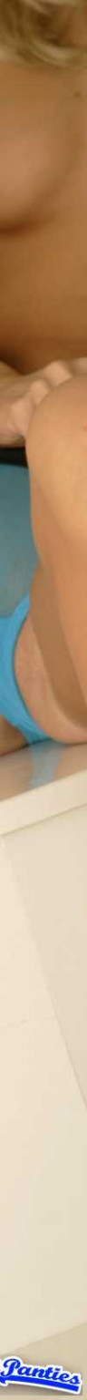 Ashleeがバスルームでブルーのパンティを履いているが、彼女のタイトな部分が見えている。
 #72635833