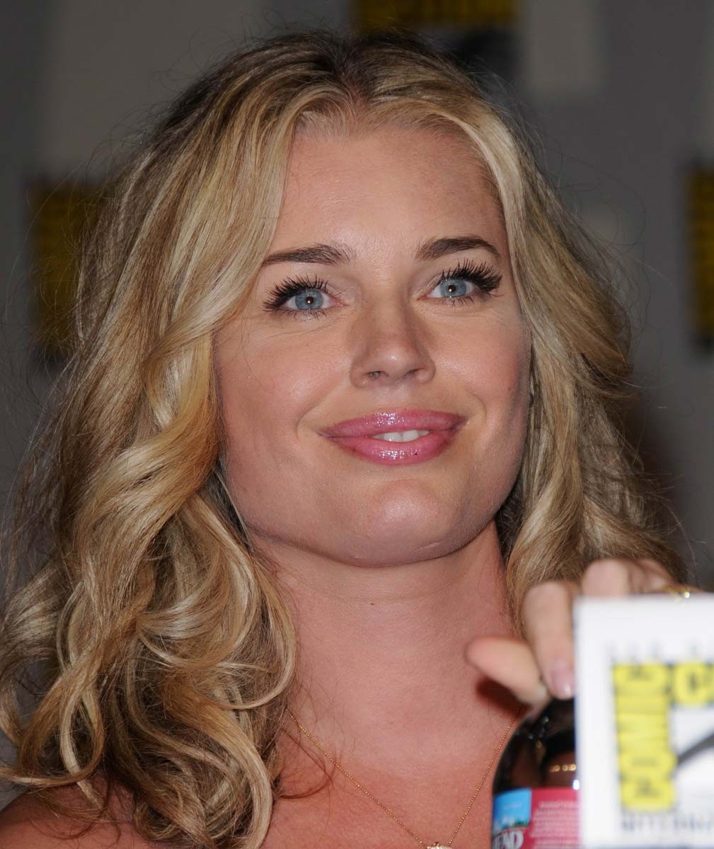 Rebecca romijn atemberaubenden Kuss für eine große babe
 #75386614