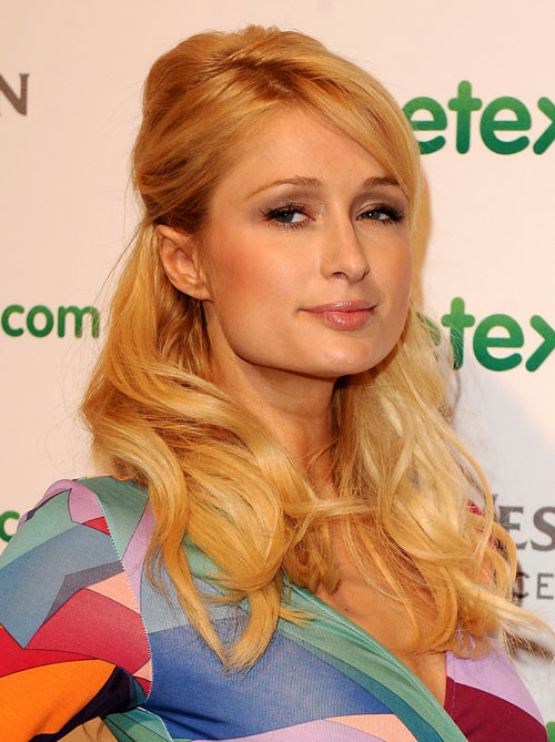 Paris hilton mostrando sus perfectas piernas en vestido
 #75407161