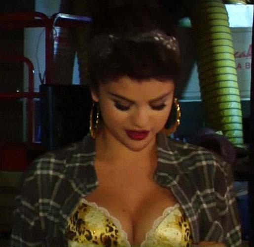 Selena Gomez esponendo culo sexy in pantaloncini corti e tette enormi in reggiseno
 #75284521