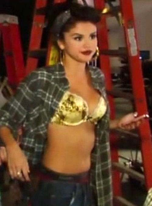Selena Gomez exposing sexy ass in short shorts and huge boobs in bra #75284552