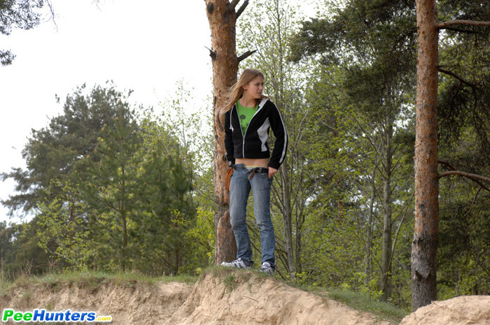 Hermosa joven juega a los deportes acuáticos en un claro del bosque tranquilo
 #78692860