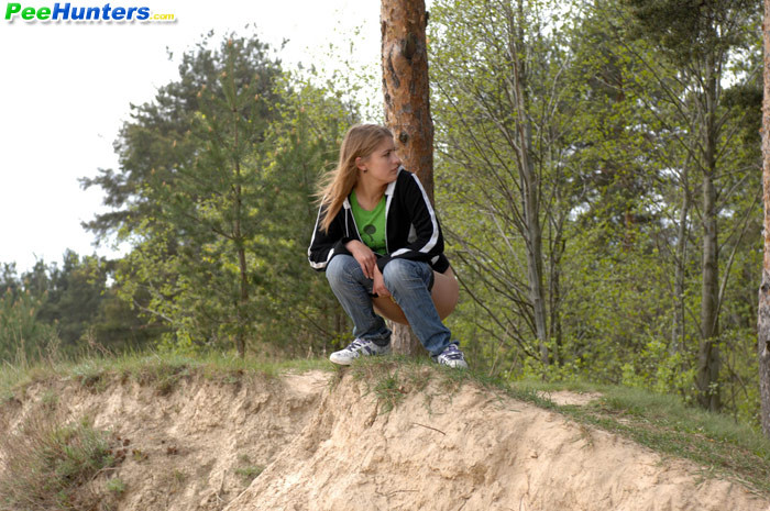 Hermosa joven juega a los deportes acuáticos en un claro del bosque tranquilo
 #78692883