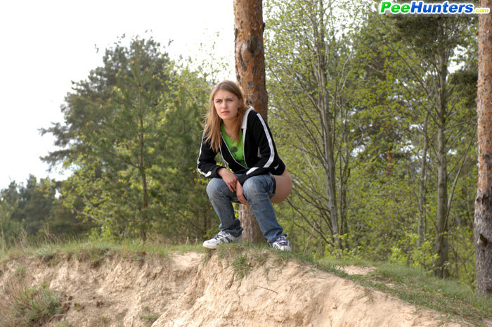 Hermosa joven juega a los deportes acuáticos en un claro del bosque tranquilo
 #78692886