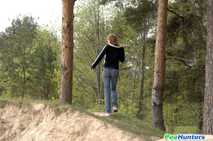 Hermosa joven juega a los deportes acuáticos en un claro del bosque tranquilo
 #78692910