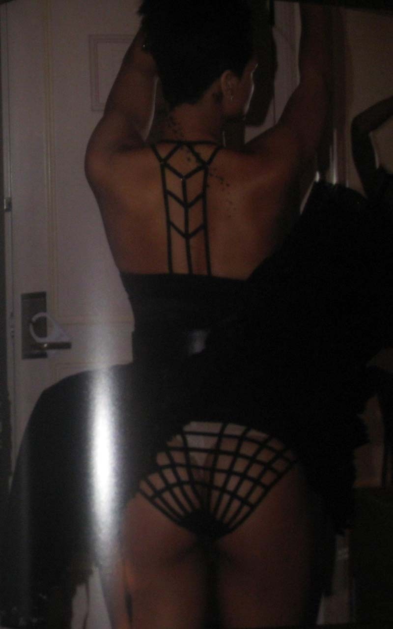 Rihanna posando en topless y con el culo en tanga en nuevas fotos privadas filtradas y de lado 
 #75318704