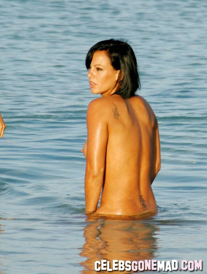 Hot nereida gallard topless in spiaggia esponendo le sue grandi tette
 #75359391