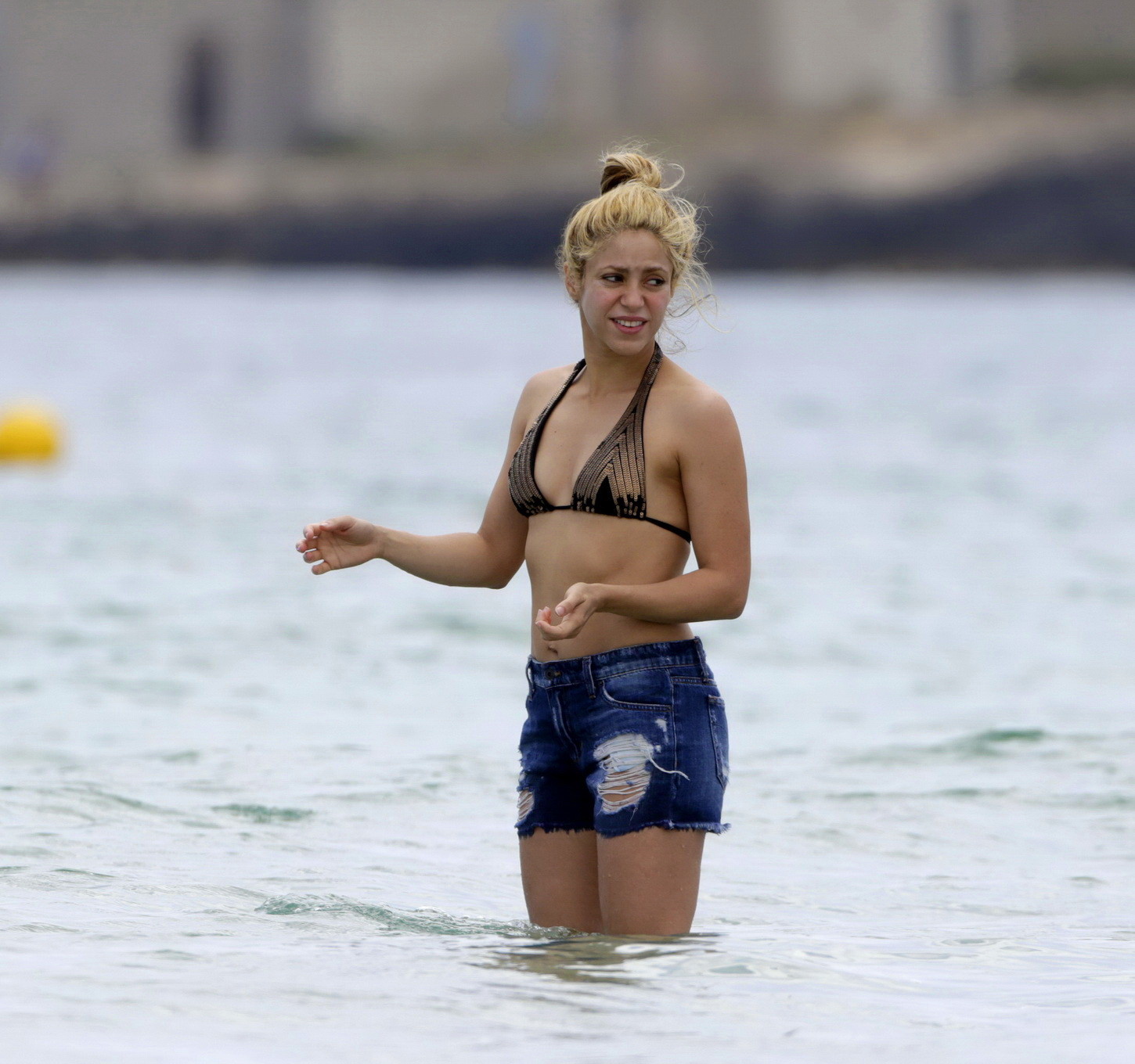 Shakira in einem knappen Tanga-Bikini am Strand
 #75141460