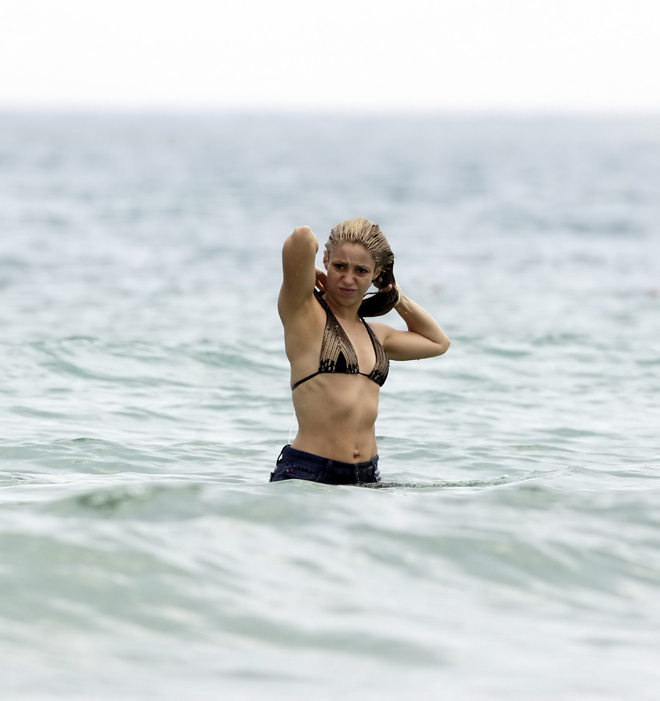 Shakira in un succinto bikini a perizoma in spiaggia
 #75141474