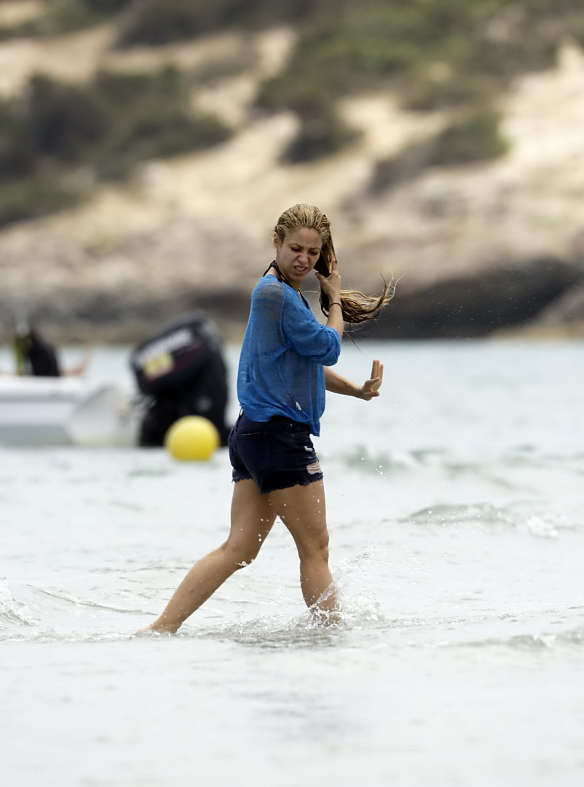 Shakira in un succinto bikini a perizoma in spiaggia
 #75141486