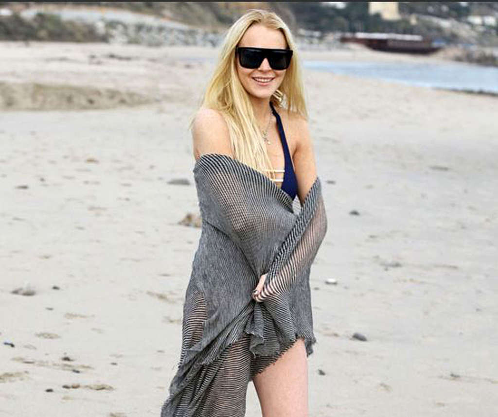 Lindsay lohan in bikini e capezzolo slip e upskirt
 #75367093