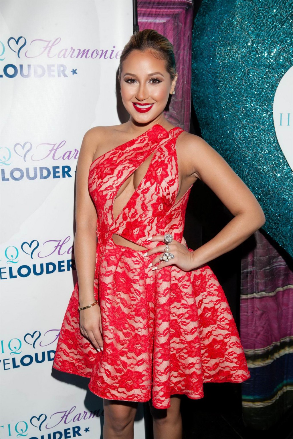 Adrienne bailon che mostra i suoi grandi beni al coc di San Valentino del liquore hpnotiq
 #75242638