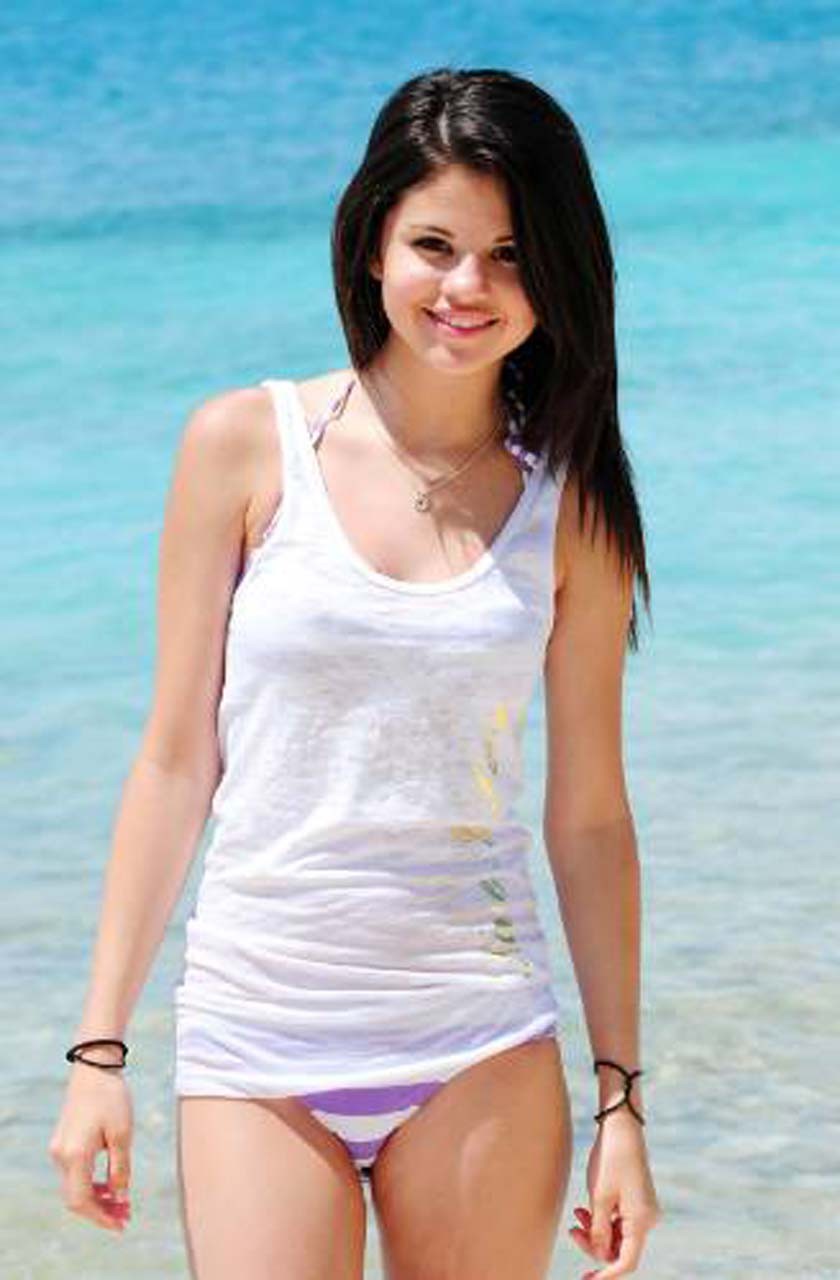 Selena Gomez che guarda molto sexy e caldo in bikini sulle sue foto private
 #75297541
