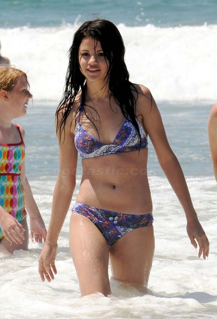 Selena Gomez che guarda molto sexy e caldo in bikini sulle sue foto private
 #75297573