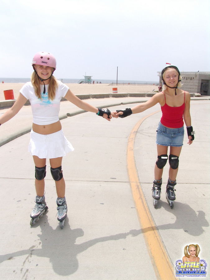 Niedliche Rollerblading achtzehn Jahre alt Streifen im öffentlichen Bad
 #78742017