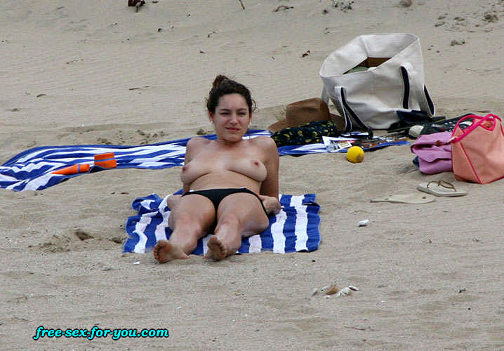 Kelly Brook esposto le sue grandi tette sulla spiaggia foto paparazzi e in posa in magazzino
 #75400808