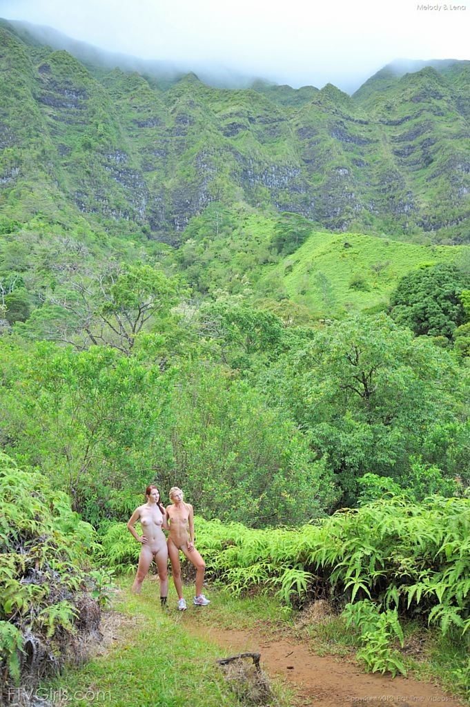 Gewagte Mädchen gehen völlig nackt auf Hawaii Natur Wanderung
 #67274086