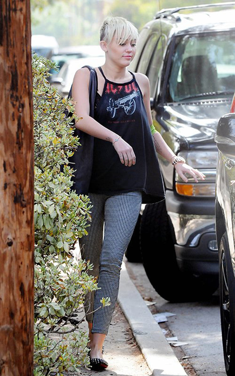 Miley Cyrus en balade à Los Angeles
 #75251022