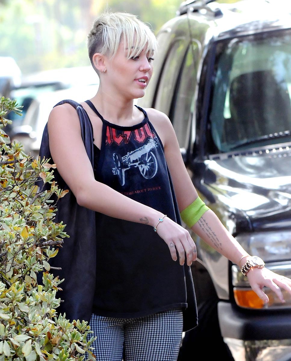 Miley Cyrus en balade à Los Angeles
 #75251036