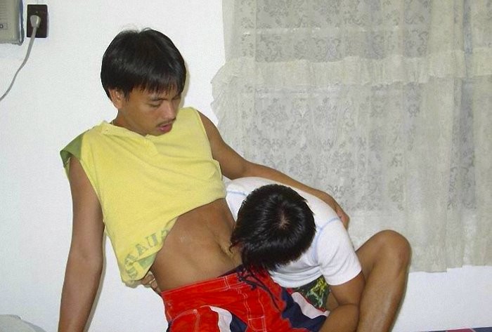 Tres asiáticos se desnudan y se chupan mutuamente en la cama
 #76932675