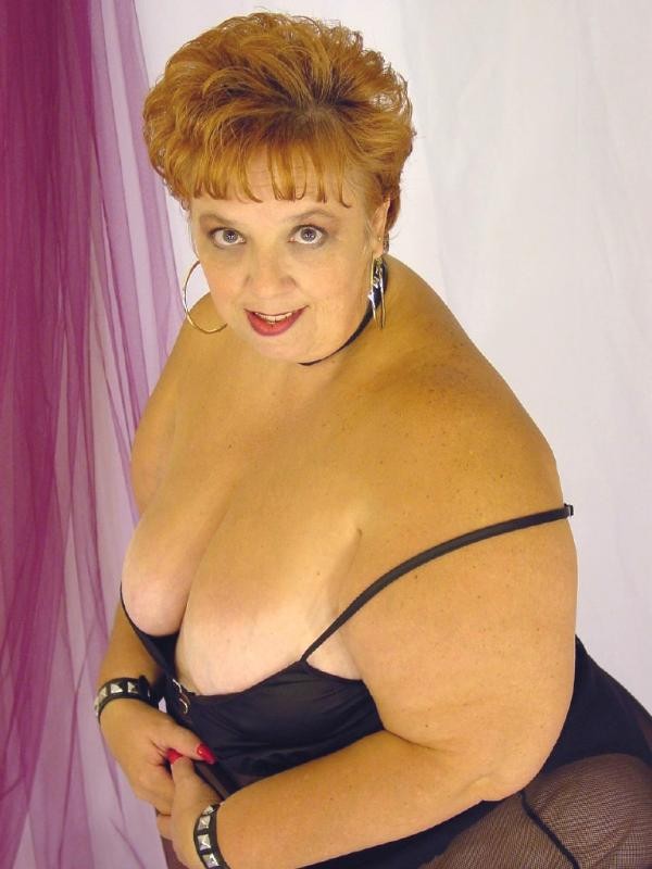 Madura rellenita zorra tetas gigantes gorda bbw posando en una silla
 #75581290