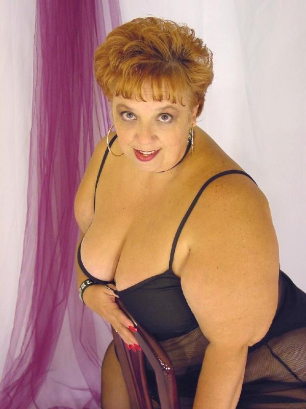 Madura rellenita zorra tetas gigantes gorda bbw posando en una silla
 #75581295