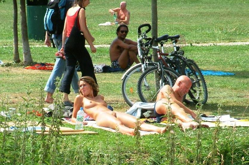 Attenzione - foto e video di nudisti incredibili
 #72276265