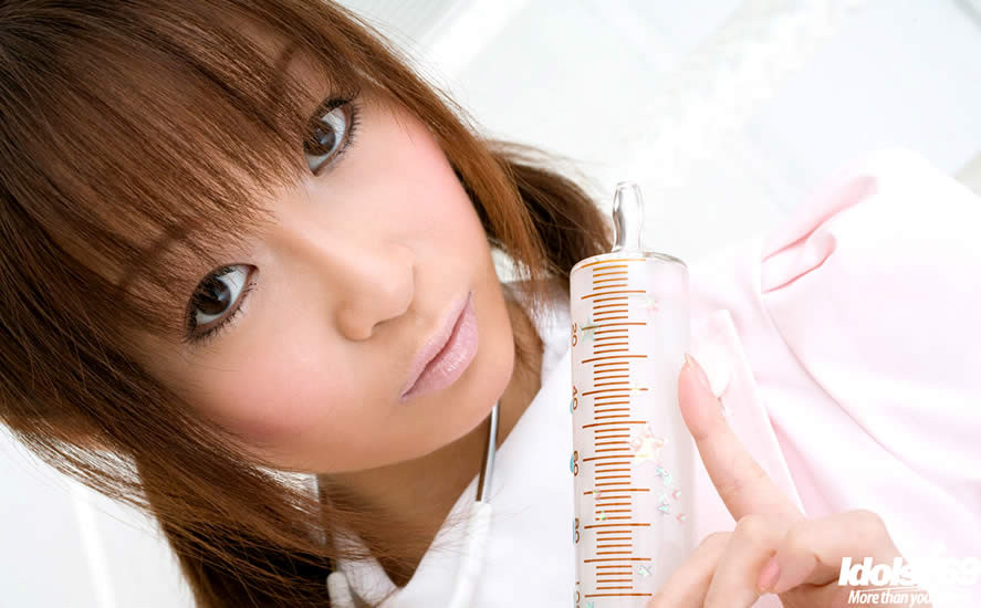 Adorable japanische Krankenschwester trägt Strümpfe
 #69968421