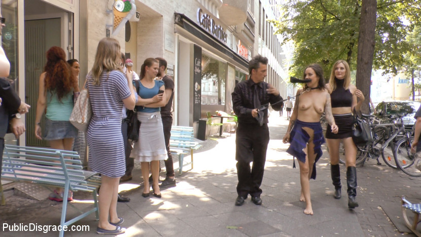 ココ・チャナルは、ストリートで公開ファックされ、裸にされ、辱めを受ける。
 #70916971