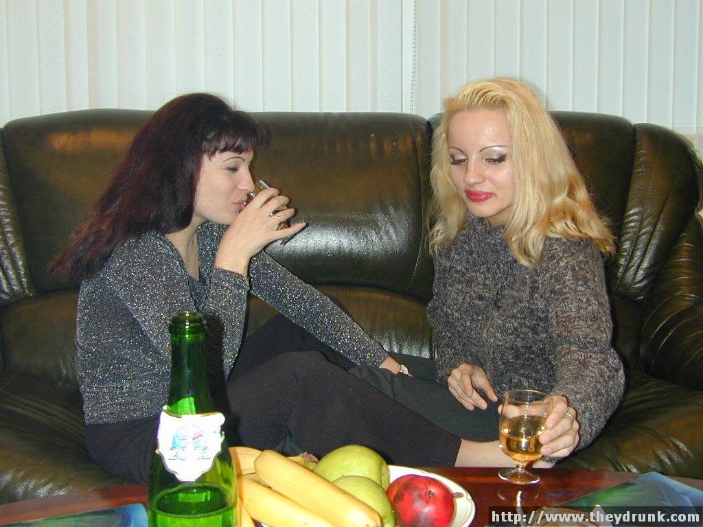 Le giovani ragazze si ubriacano e fanno giochi lesbici cattivi
 #67056074