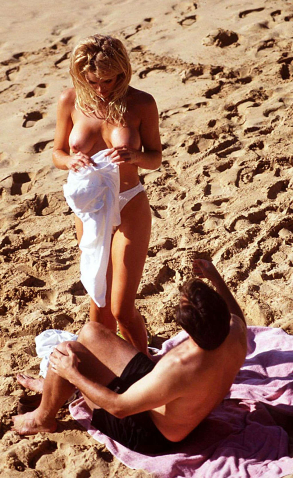 ジェナ・リー・ノリン、ビーチで巨乳を披露するパパラッチ写真
 #75386043