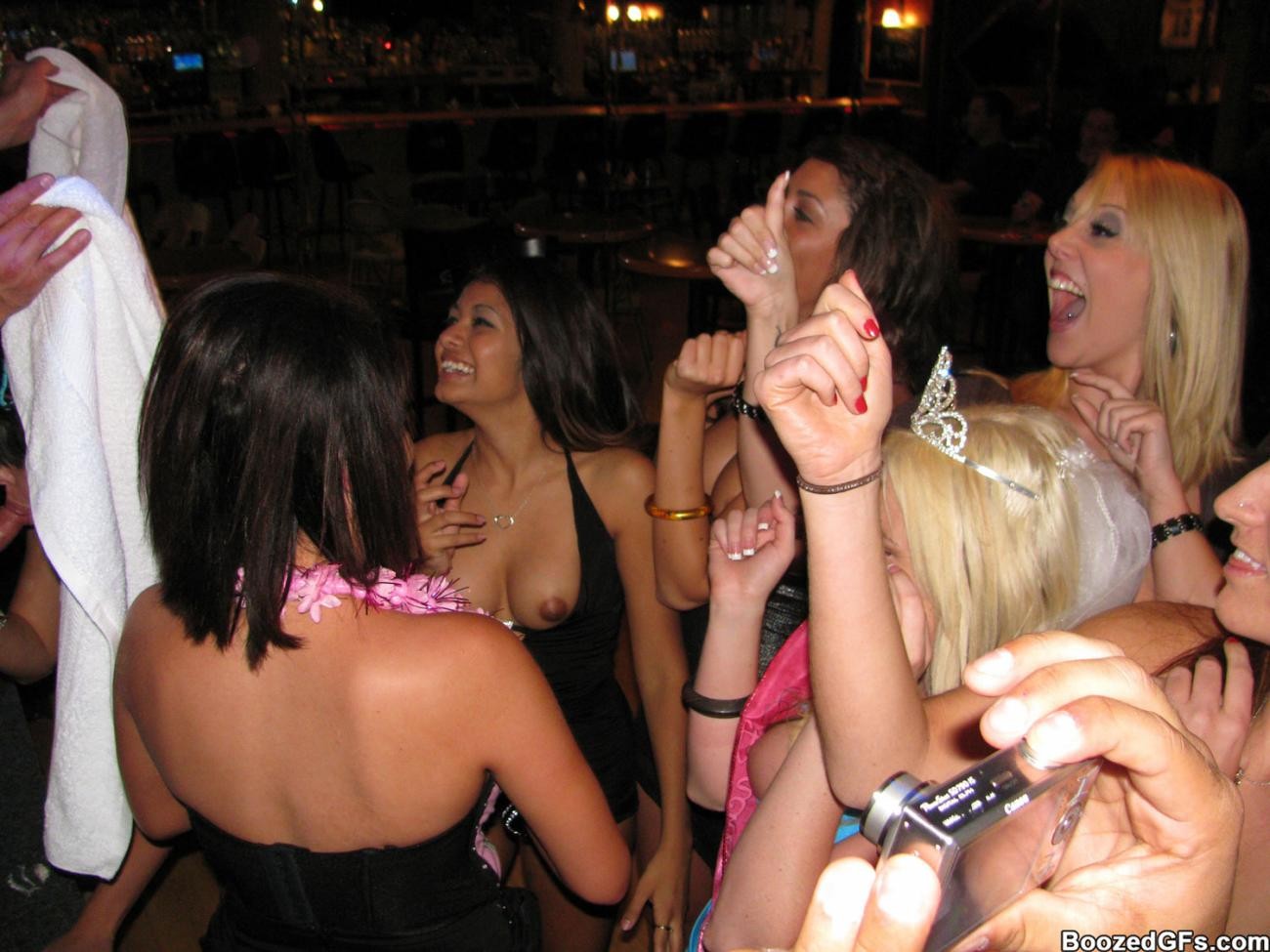 Strippers cachondos con pollas grandes follando con chicas en una fiesta
 #76399835