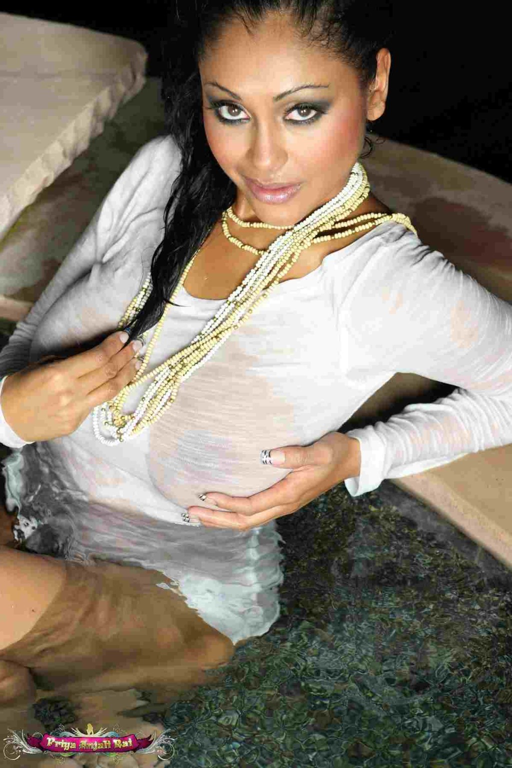 Bella ragazza indiana con grandi tette si toglie la maglietta bagnata
 #77768603