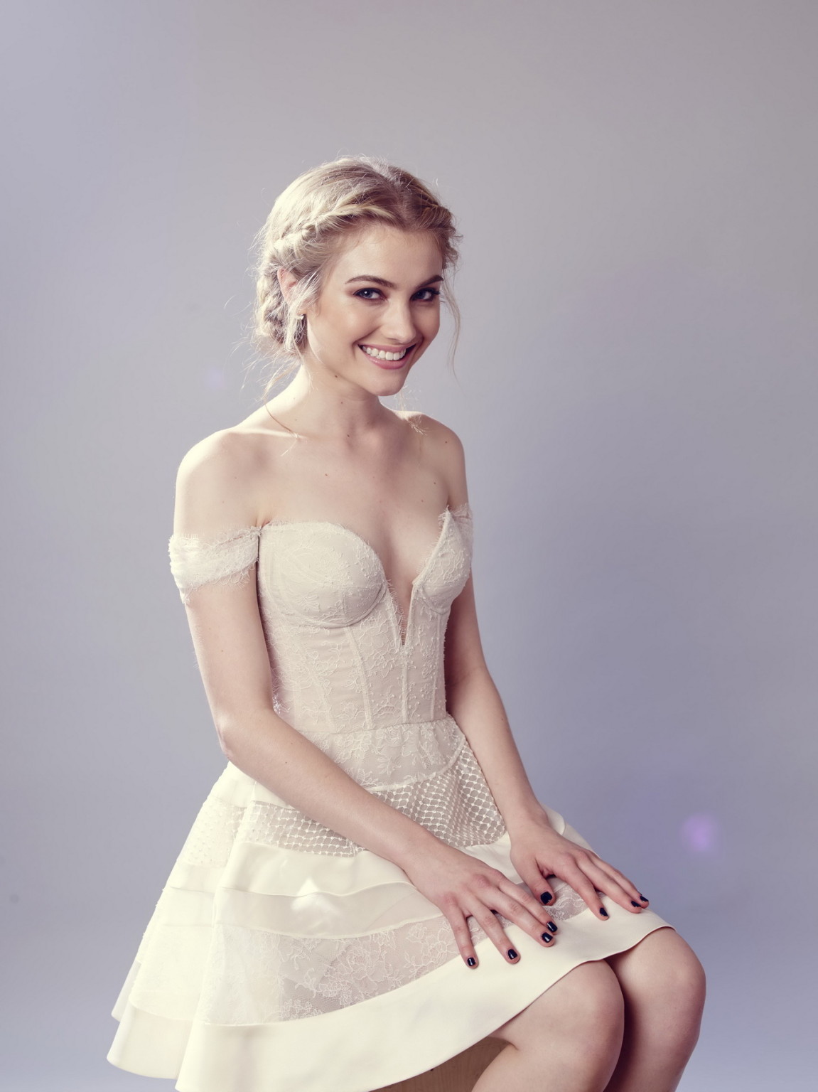 Skyler Samuels senza reggiseno che mostra grande scissione e gambe #75149321