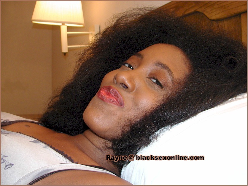 Linda chica negra del gueto con un gran afro encrespado muestra su coño
 #67390607