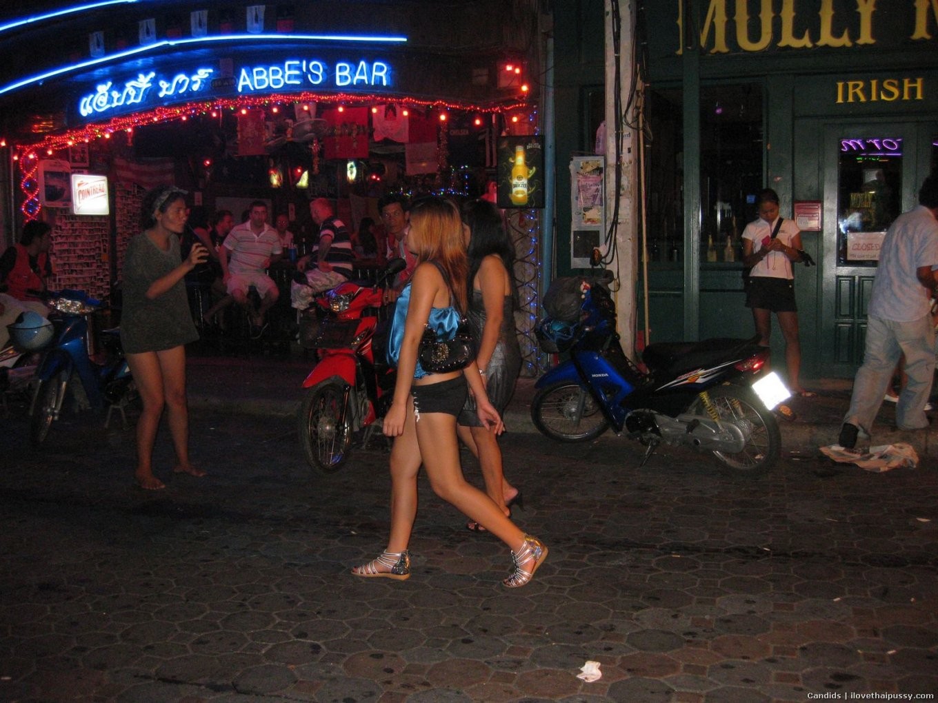 Turista sessuale riceve pompini da puttane thailandesi calde troie asiatiche
 #68322933