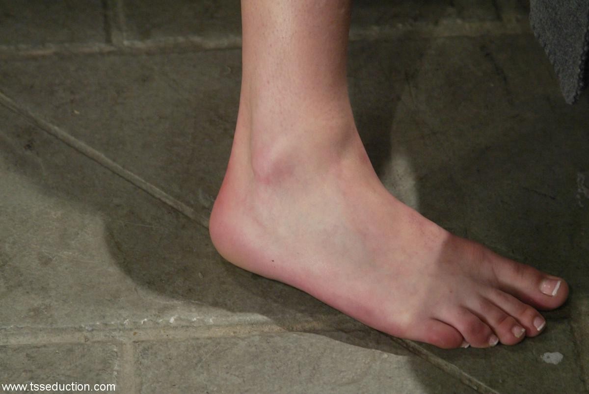 ¡Un hombre heterosexual en la cárcel se ve obligado a chupar la enorme polla del guardia de la ts!
 #68715470