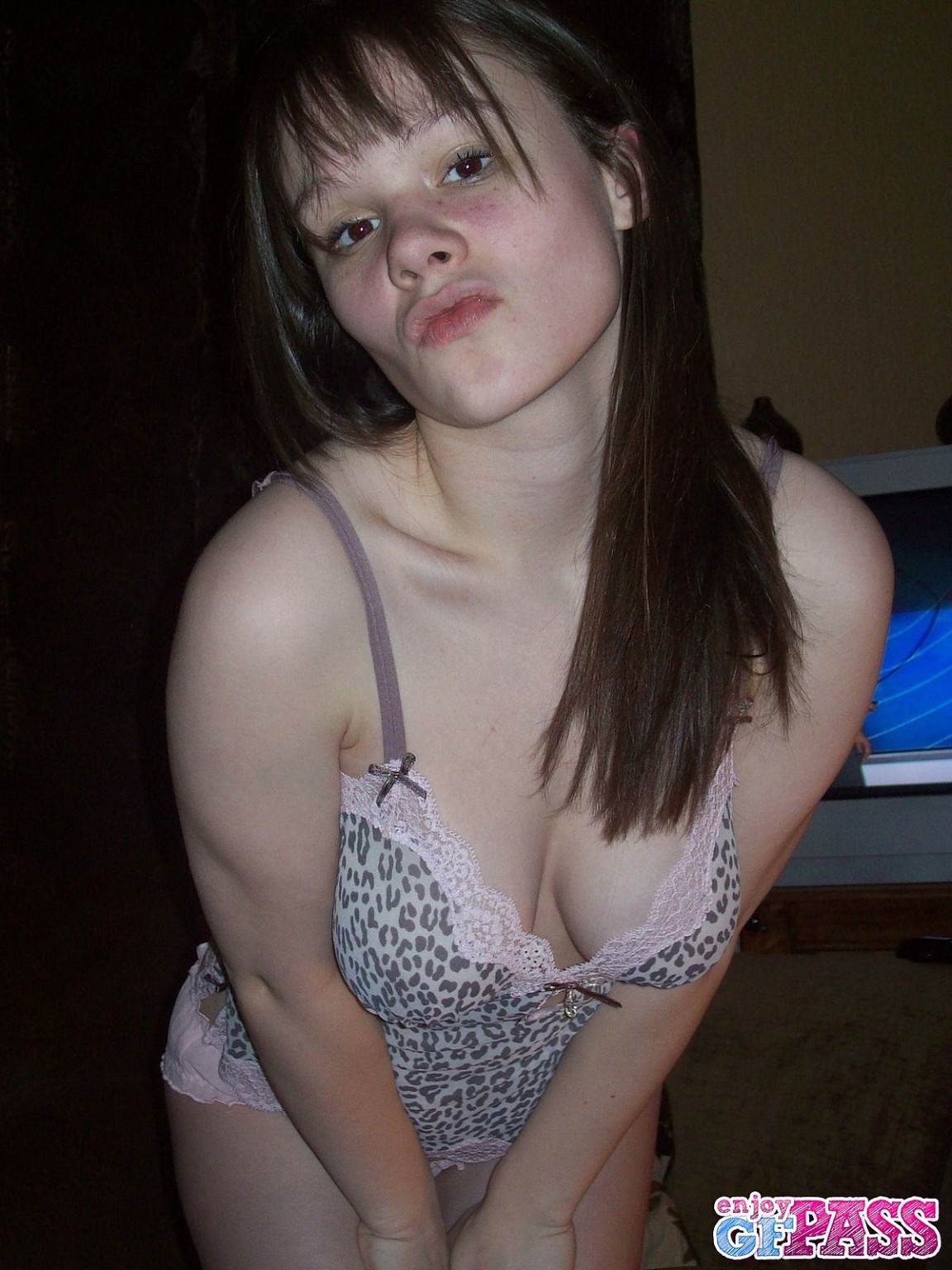 Incredibile giovane bruna calda con grandi tette in lingerie sexy
 #67138122