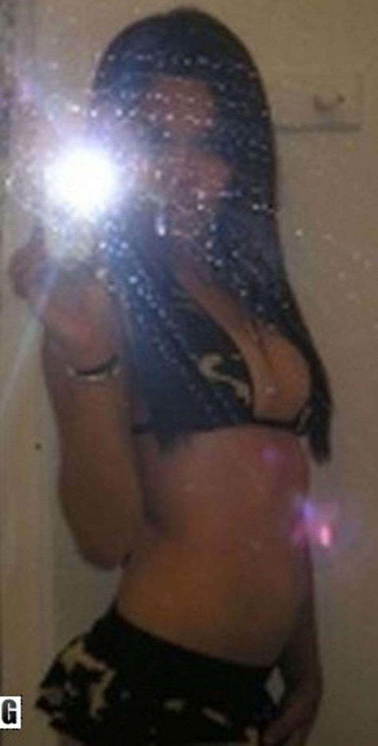 Miley cyrus exponiendo su cuerpo sexy y su culo caliente en fotos privadas
 #75333216