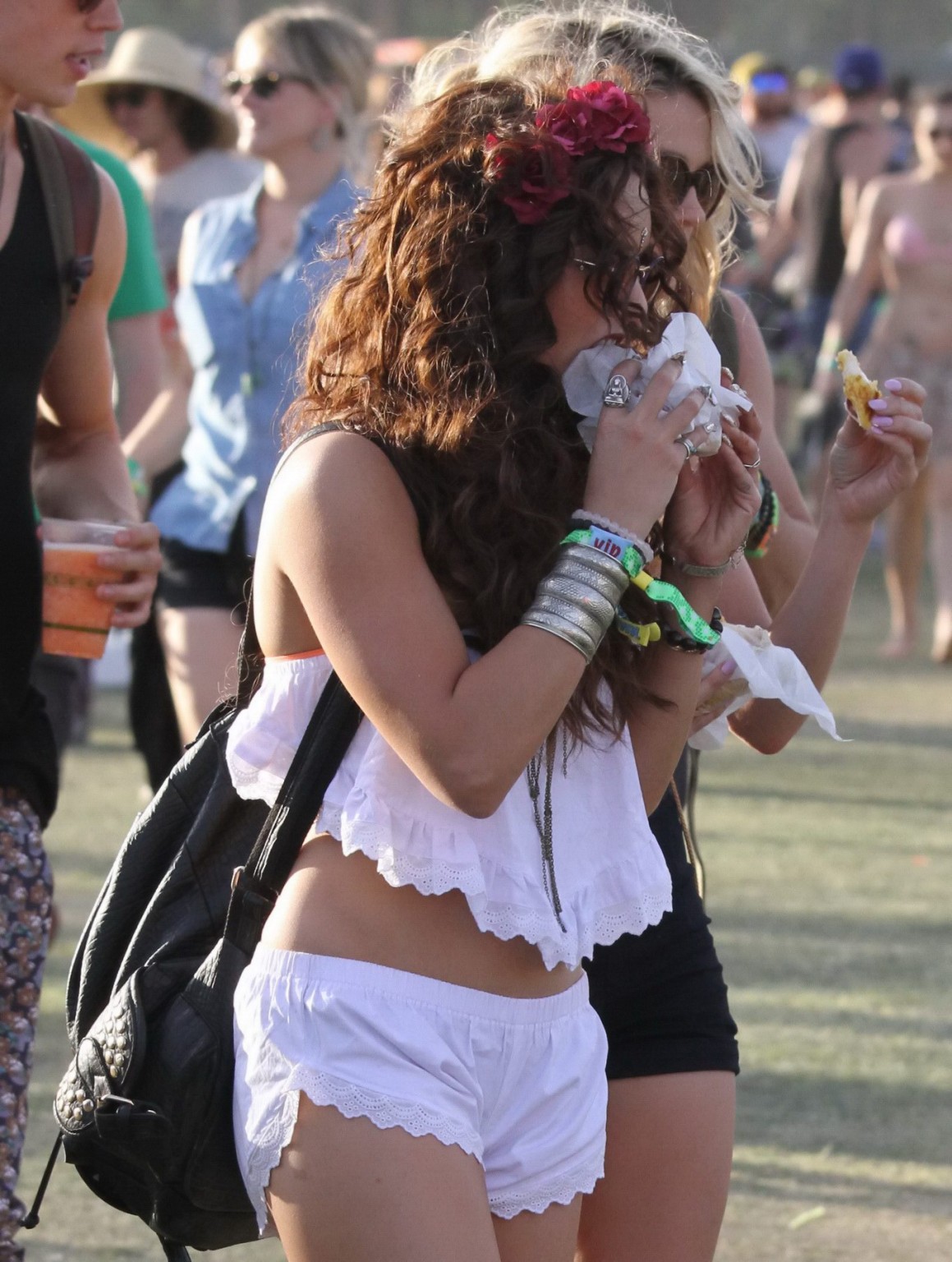 Vanessa hudgens trägt winzige weiße Shorts und ein bauchfreies Top, während sie einen Burger im 2
 #75235123