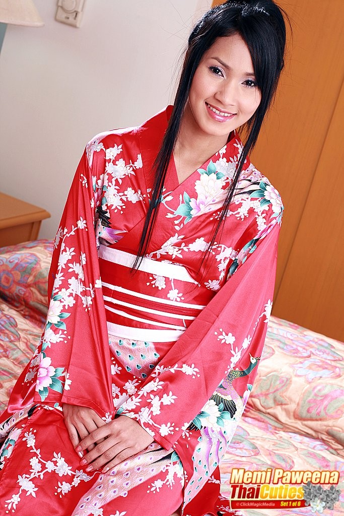 Memi paweena poses
 #69750029