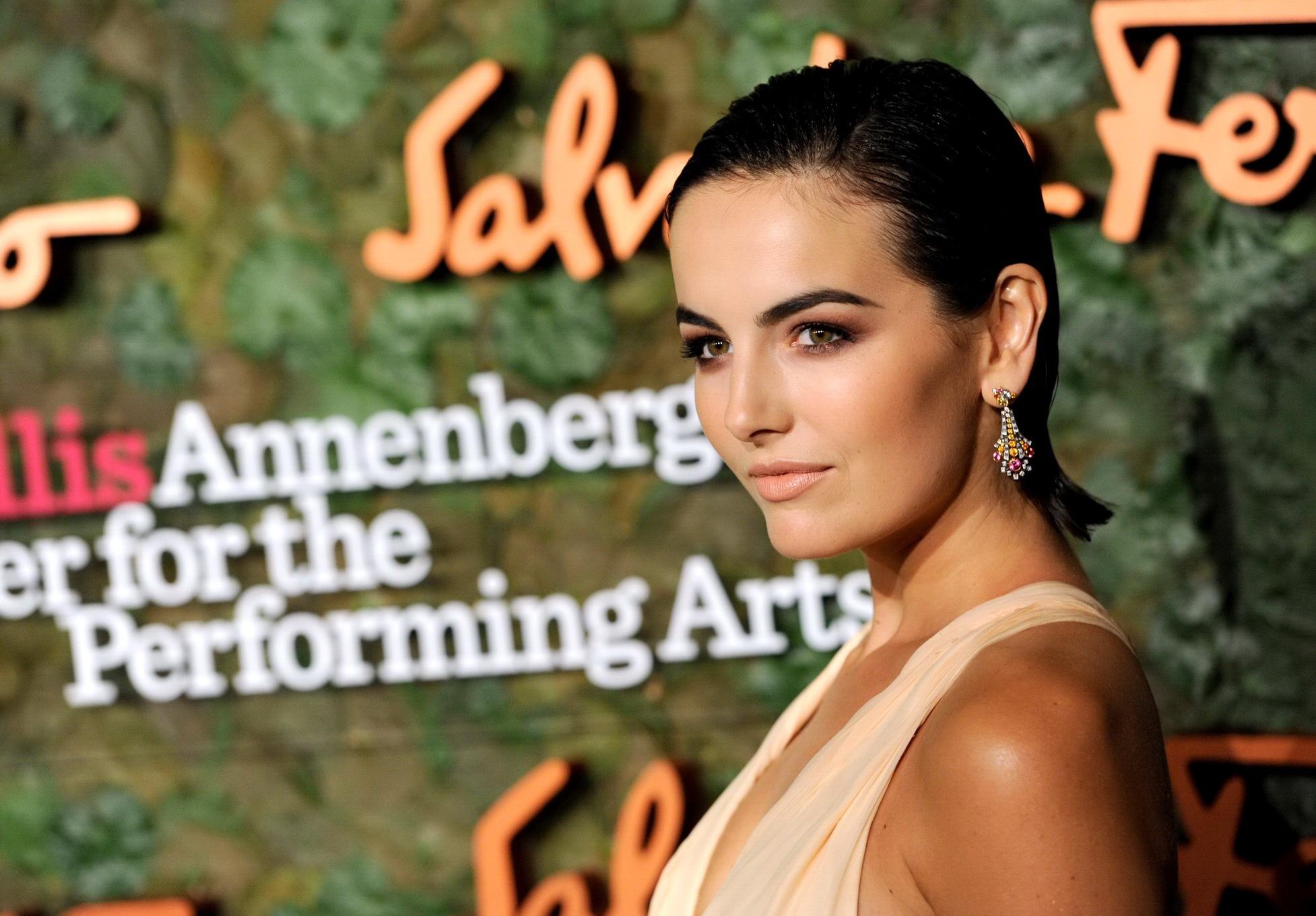 Camilla belle mostrando enorme escote en la gala de artes escénicas wallis annenberg en 
 #75215512