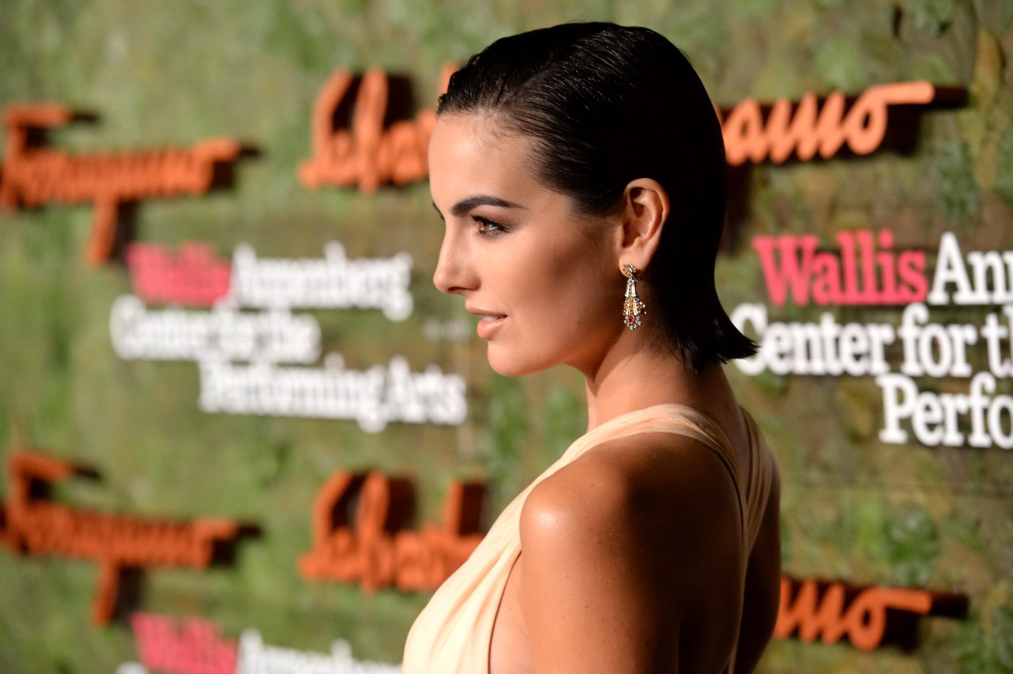 Camilla belle mostrando enorme escote en la gala de artes escénicas wallis annenberg en 
 #75215521