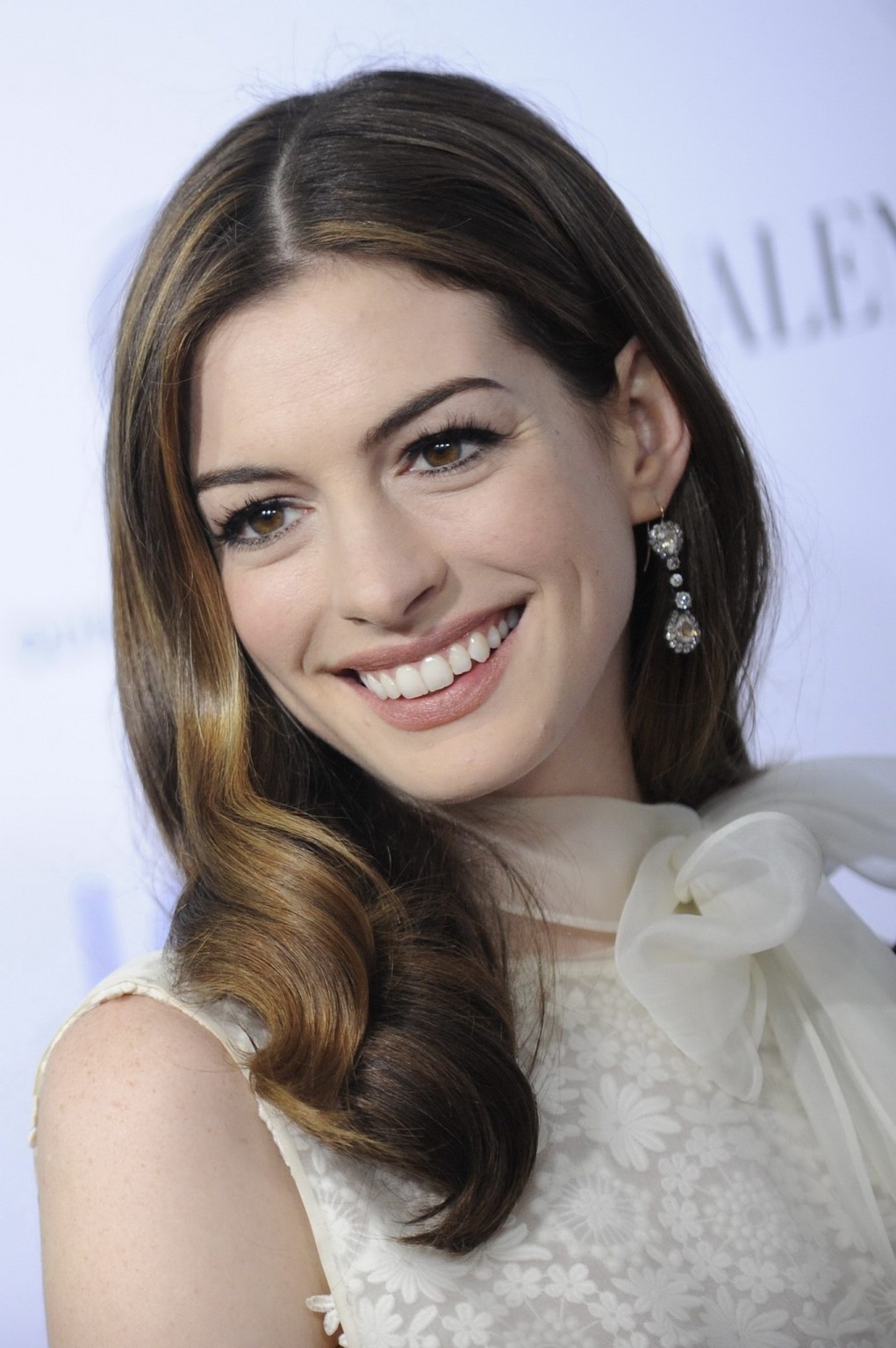 Anne Hathaway leggy in piccolo abito di pizzo bianco alla proiezione di 'amore altre droghe 
 #75326333