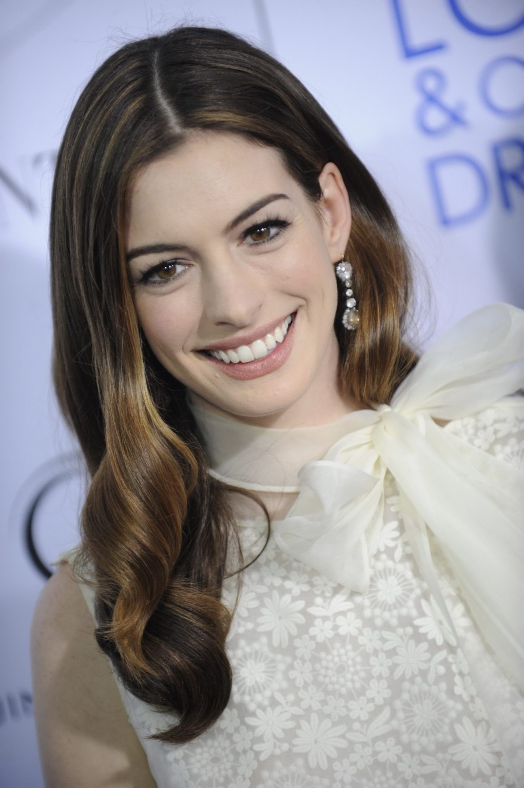 Anne hathaway con un vestido de encaje blanco en la proyección de "love other drugs 
 #75326349