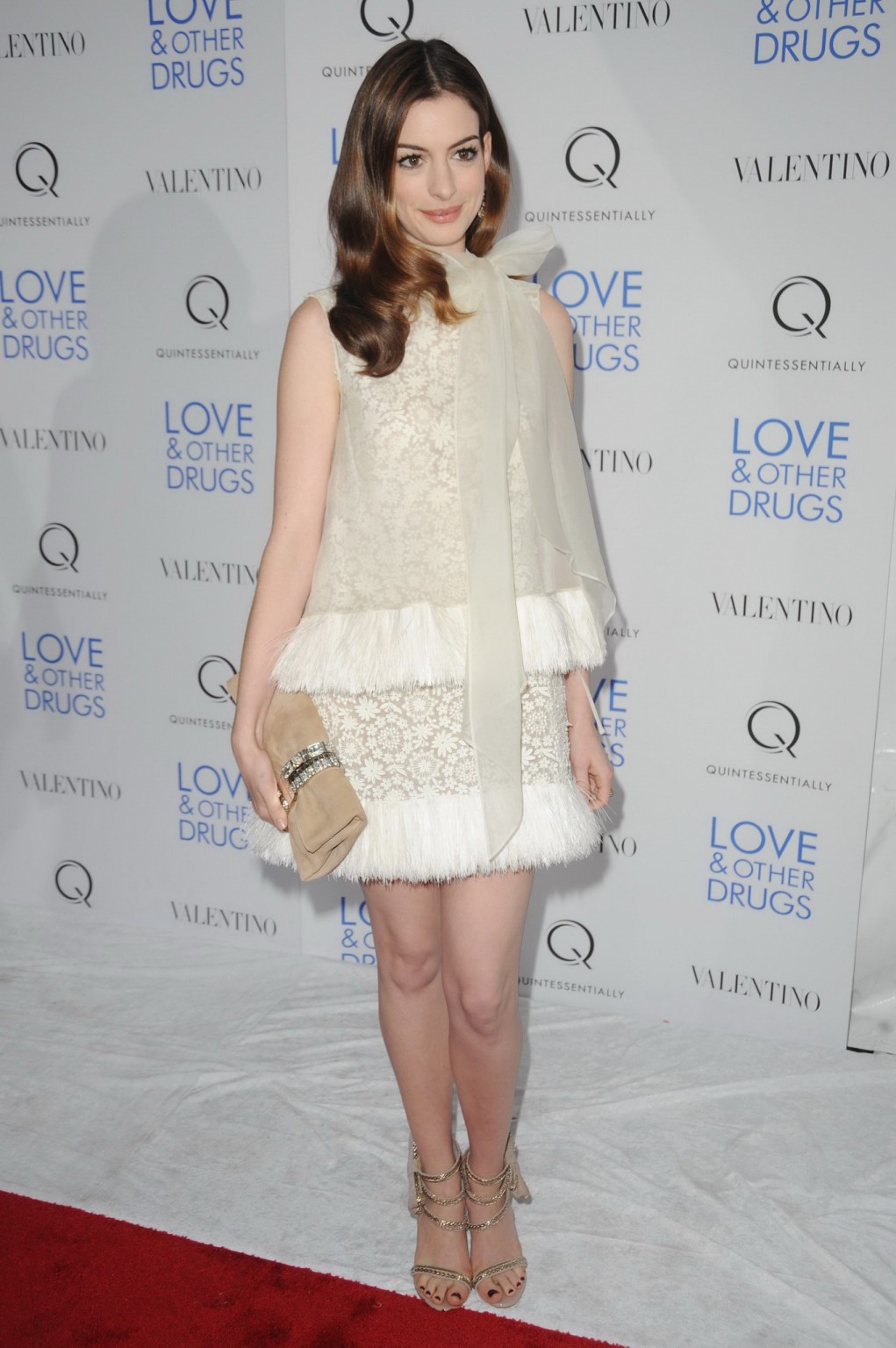 Anne Hathaway leggy in piccolo abito di pizzo bianco alla proiezione di 'amore altre droghe 
 #75326369