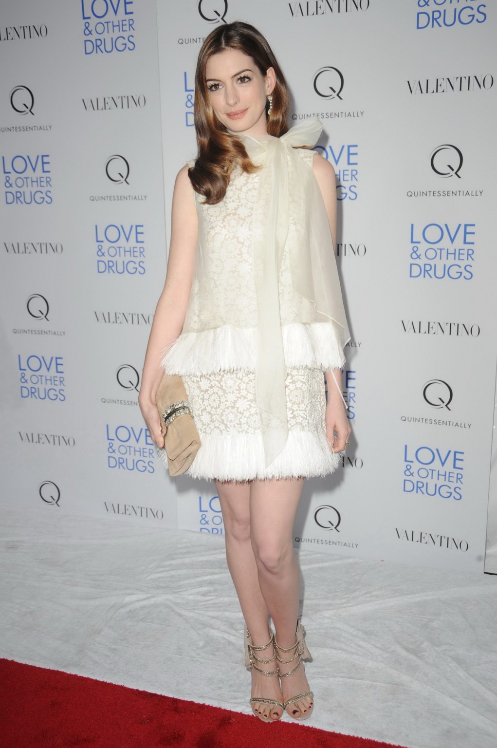 Anne hathaway con un vestido de encaje blanco en la proyección de "love other drugs 
 #75326380